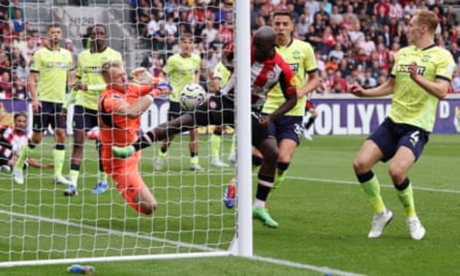 Yoane Wissa scores Brentford’s third and final goal.